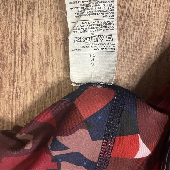 Old Navy Active Elevate Floral Leggings Size Small - Picture 4 of 4